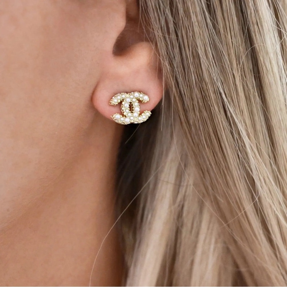 Authentic Luxurious Chanel small Pearl Logo Piercing Stud earrings - Picture 6 of 7